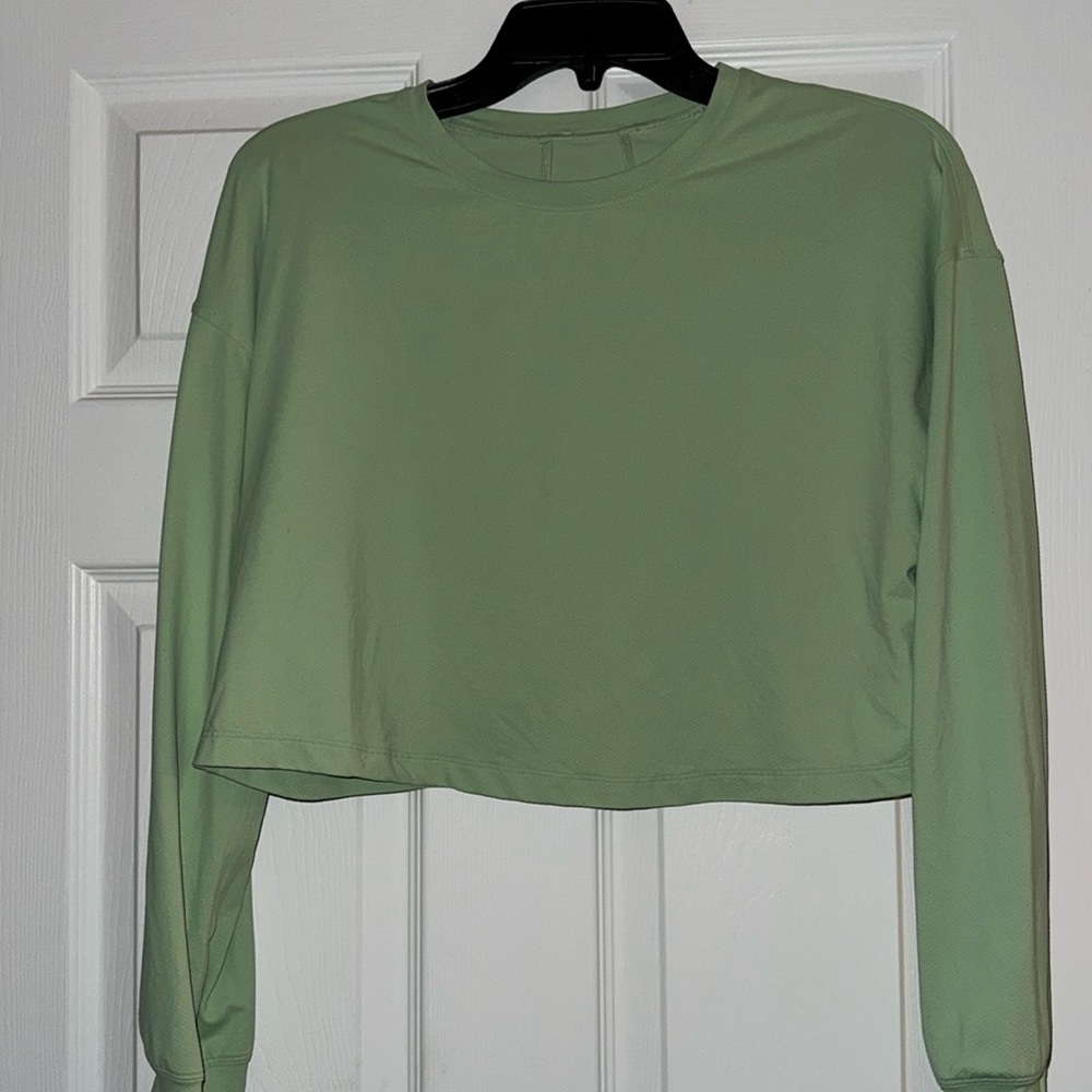 Lululemon dry fit! Cropped slightly size 4
